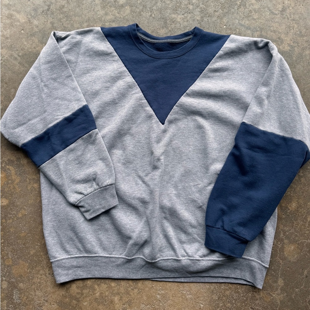 Vintage Fruit of the Loom Men's Gray and Navy Two-Tone Crewneck Sweatshirt
